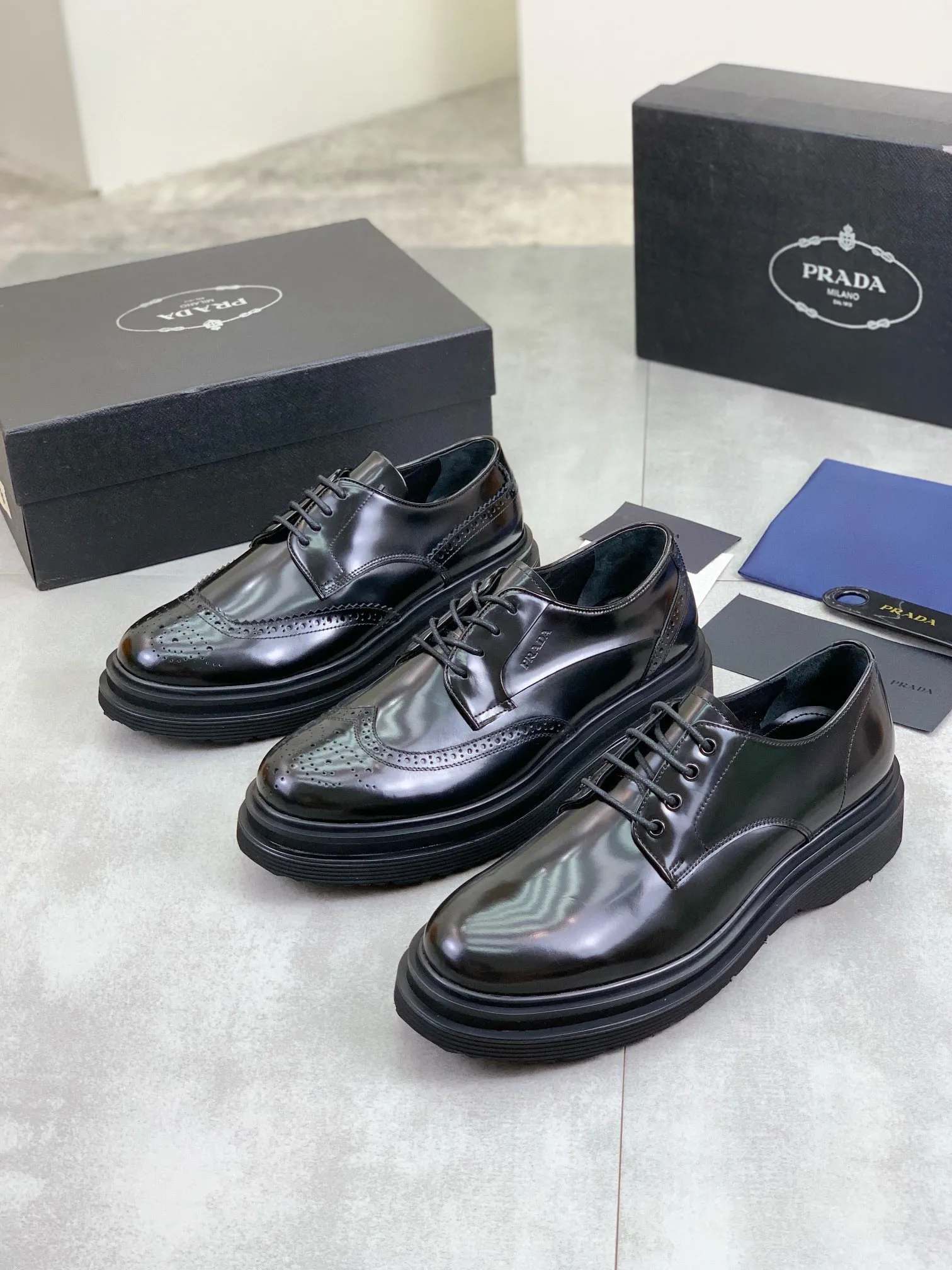 Factory price P880 💰Original quality, top version🔱 ＰＲＡＤＡPrada. Men's business casual leather shoes, top quality products. 1:1 shipment⬆️Luxurious and noble👞All imported original brand fabrics, just to create a more comfortable wearing experience. Upper: Original comfortable open edge bead-rubbed calf leather➕Top imported water-dyed full cow lining, original lightweight and comfortable TPU foam combination bottom✔️Code number: 39-44 (38.45 can be customized)